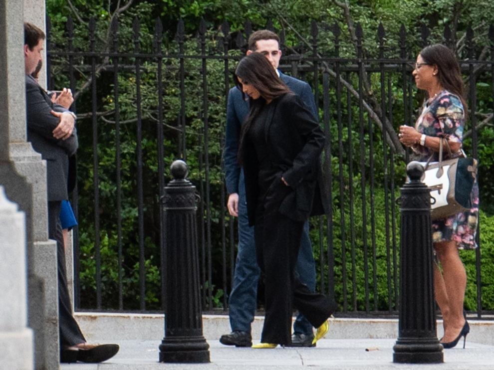Kardashian -en el centro-, en la puerta del complejo de la Casa Blanca.