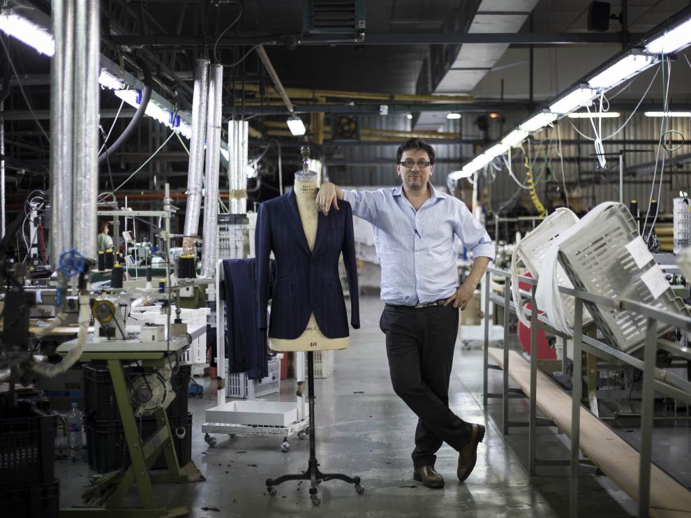 Toni Rams, en la planta de confección que tiene su empresa en Mazaleón.