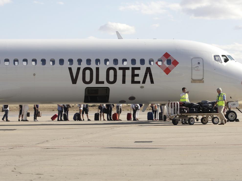Un avión de Volotea antes de despegar desde el aeropuerto de Zaragoza.