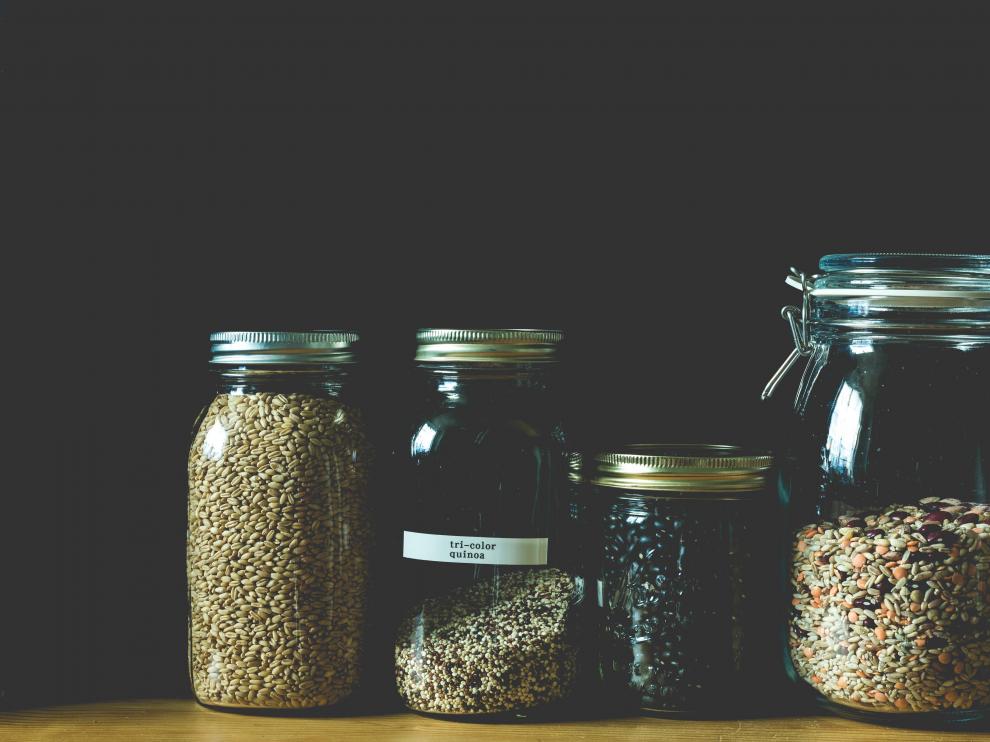 Las legumbres y la quinoa son dos de los alimentos que pueden salvarnos de un apuro en la cocina.