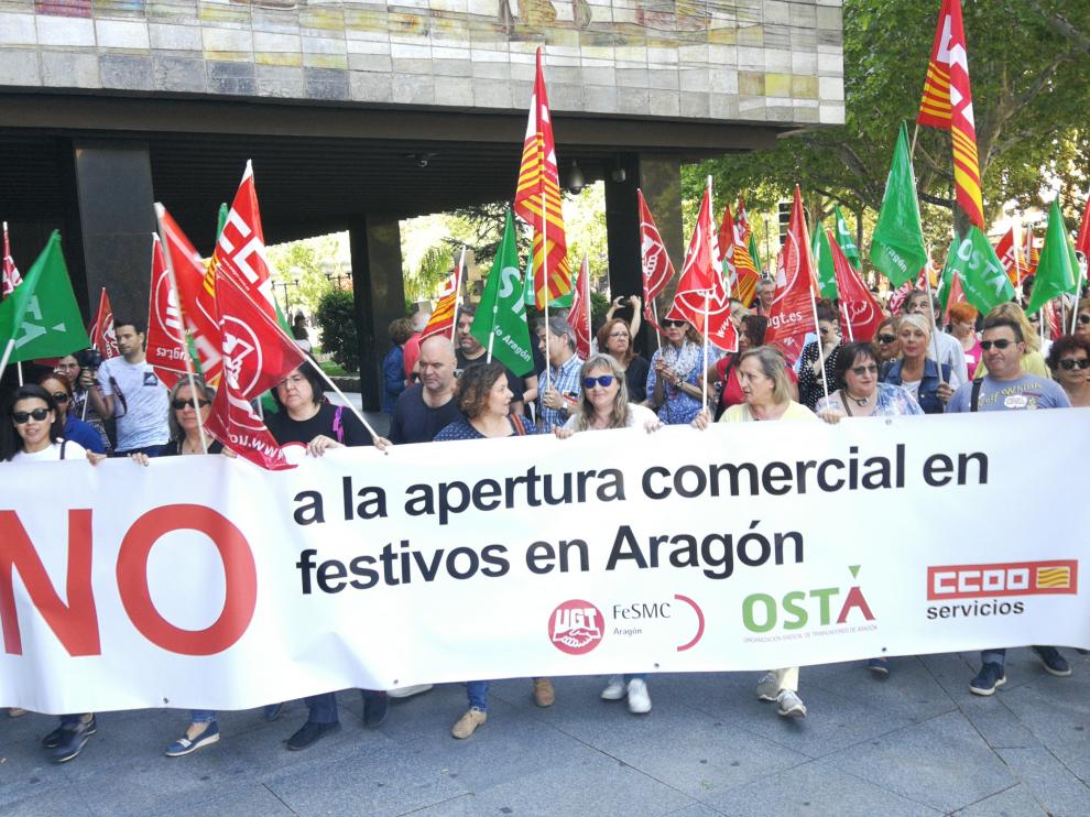 Los trabajadores han recorrido esta mañana el centro de Zaragoza en contra de la apertura de los comercios en domingos y festivos