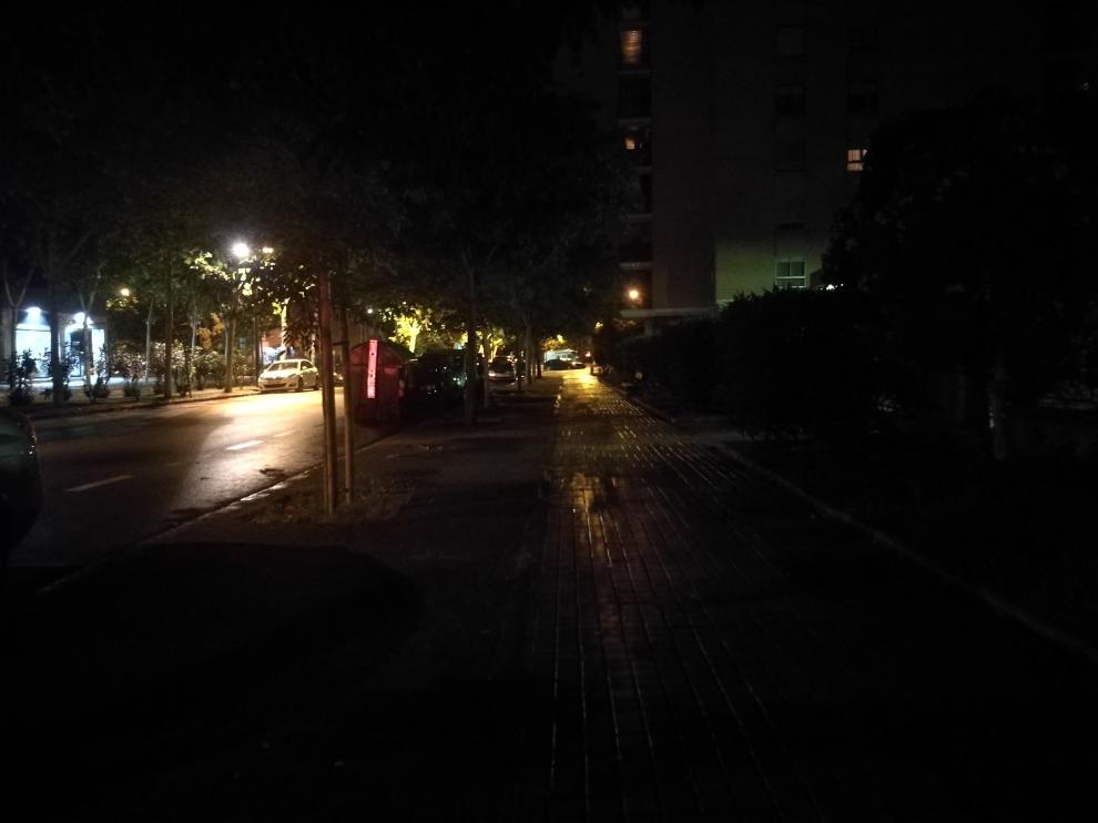 La calle Condes de Aragón, por la noche, sin iluminar