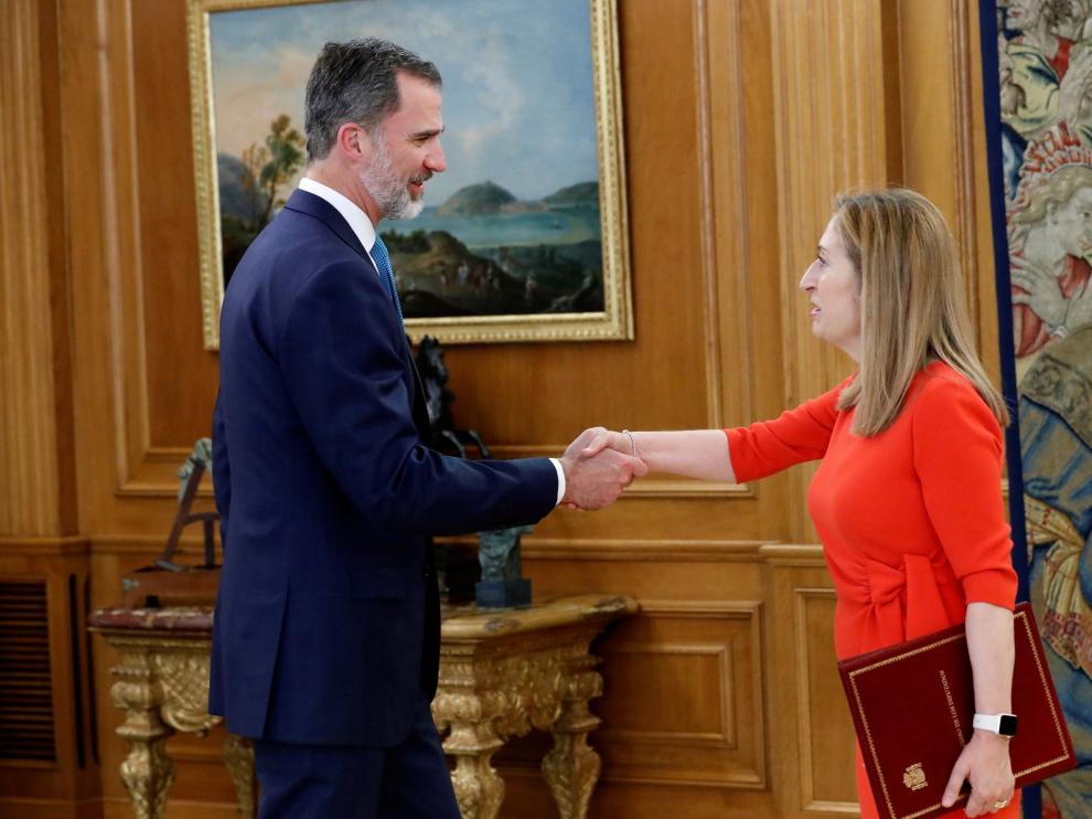 Pastor comunica al Rey la investidura de Sánchez.