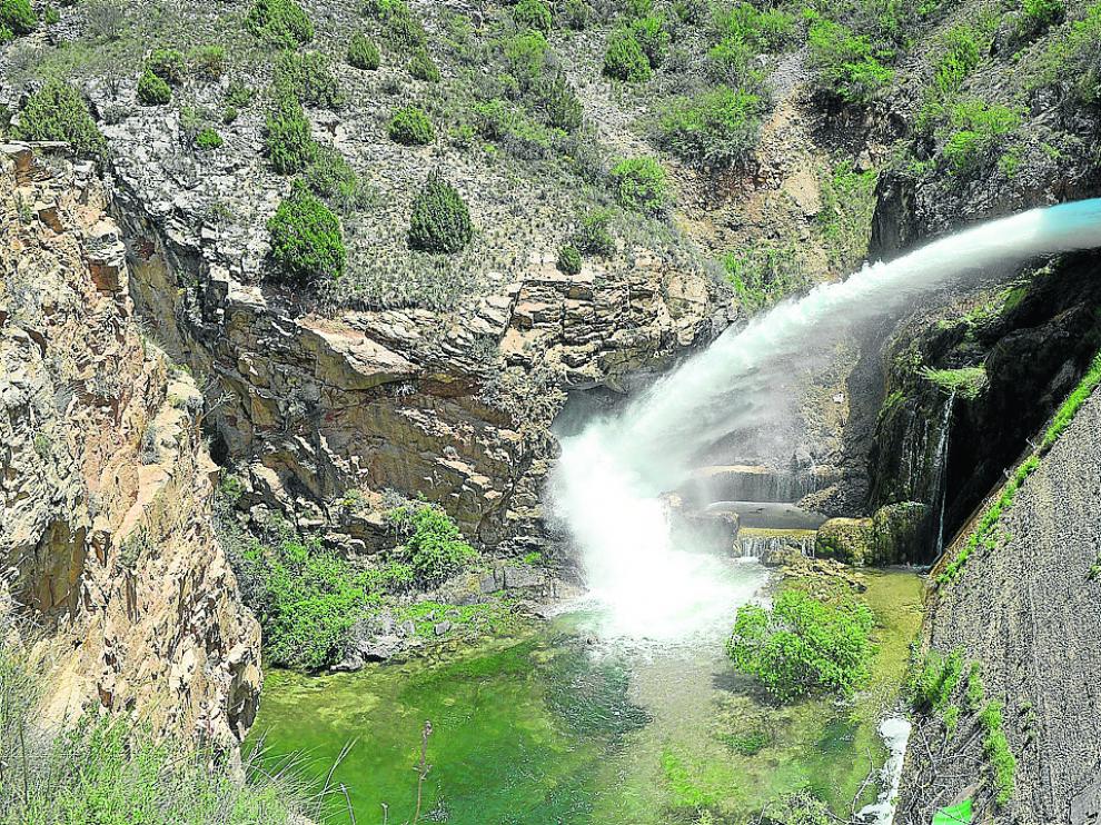 Caudal de salida de la presa al río Guadalaviar para compensar las entradas.