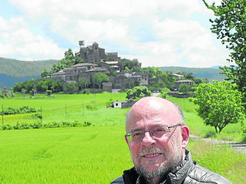 Francisco Parra. Detrás, el precioso paraje de Latorrecilla.