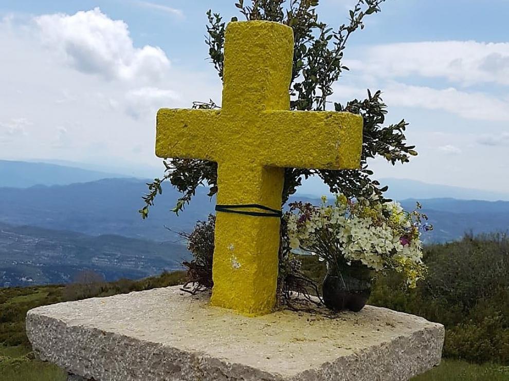 La Cruz del tozal de Asba ha aparecido este sábado pintada de amarillo.