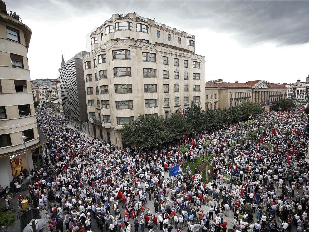 Miles de personas se manifiestan en Pamplona contra la "imposición" del euskera