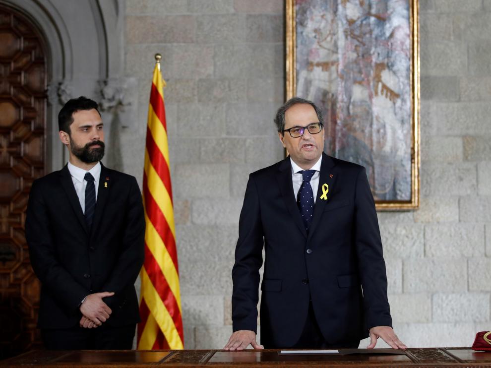 Quim Torra (d), acompañado por el presidente del Parlament, Roger Torrent (i), toma posesión de su cargo como presidente de la Generalitat en un acto celebrado hoy en el Saló Verge de Montserrat del Palau de la Generalitat.