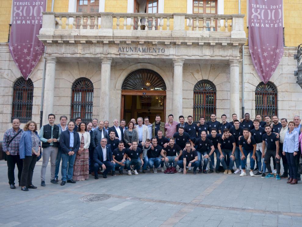 Los jugadores, técnicos y directivos del CD Teruel posan a las puertas del Ayuntamiento con la alcaldesa y parte de la Corporación.