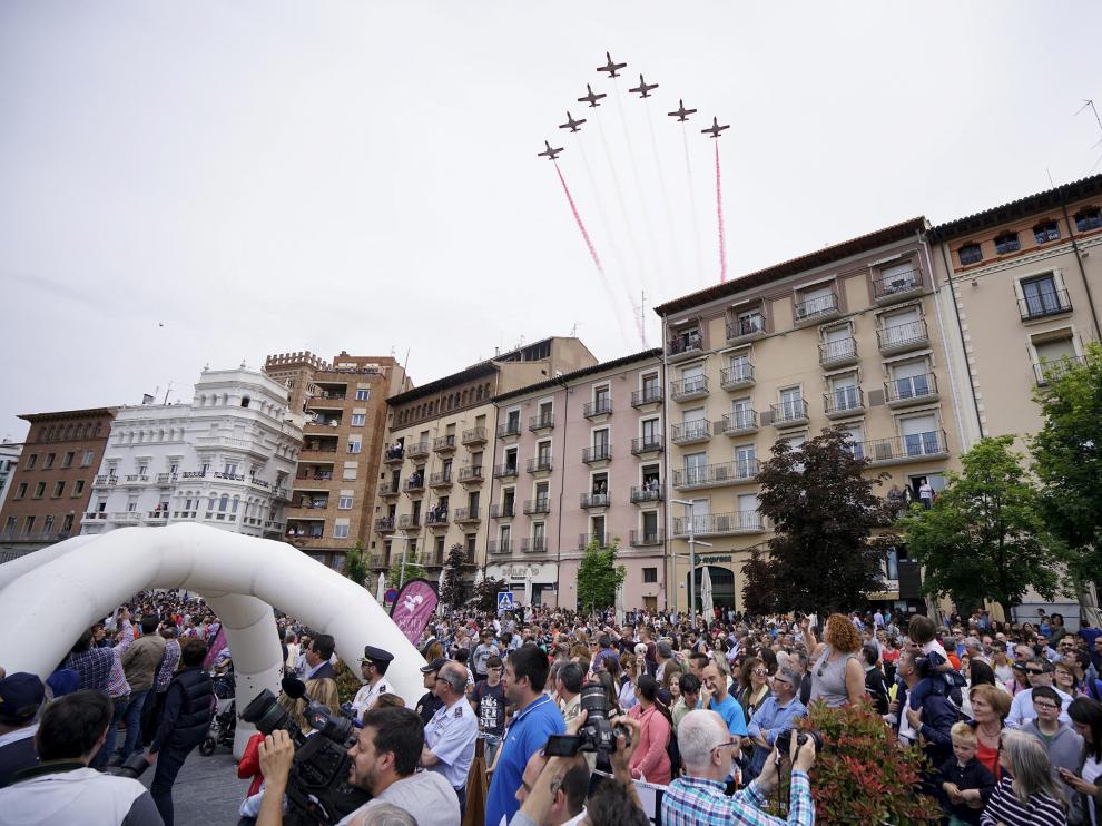 Los siete aviones sobrevolaron la ciudad a baja altura dibujando la bandera de España.