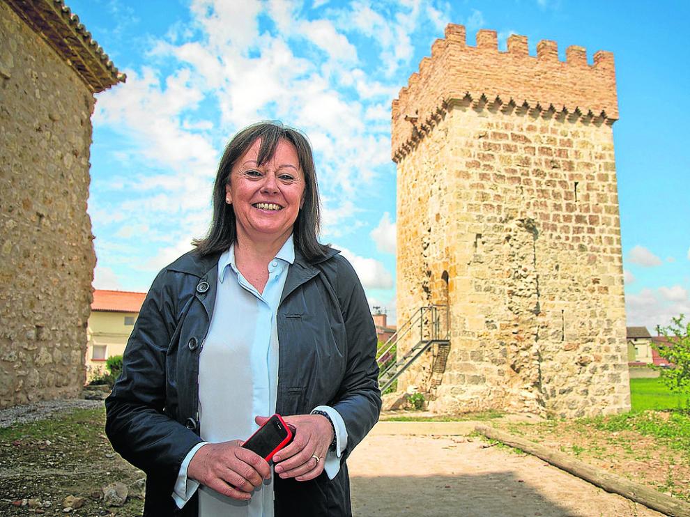 La alcaldesa de Villarreal de Huerva, Rosario Lázaro, en el recinto amurallado de la localidad.