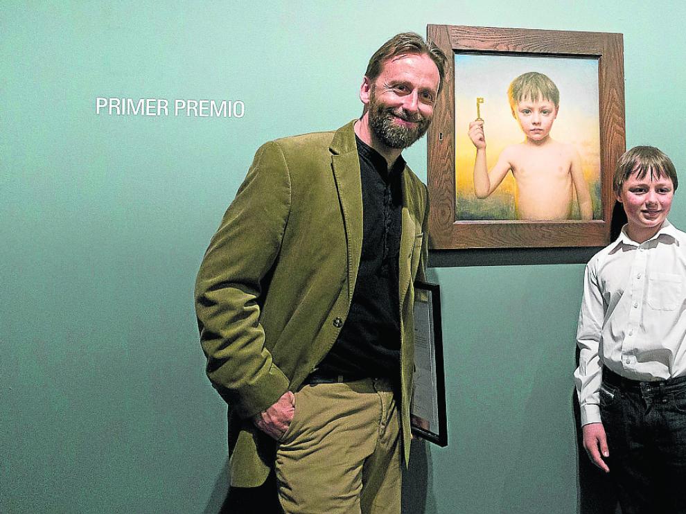 El pintor irlandés Conor Walton y su hijo Daniel, junto a la obra ganadora del concurso.