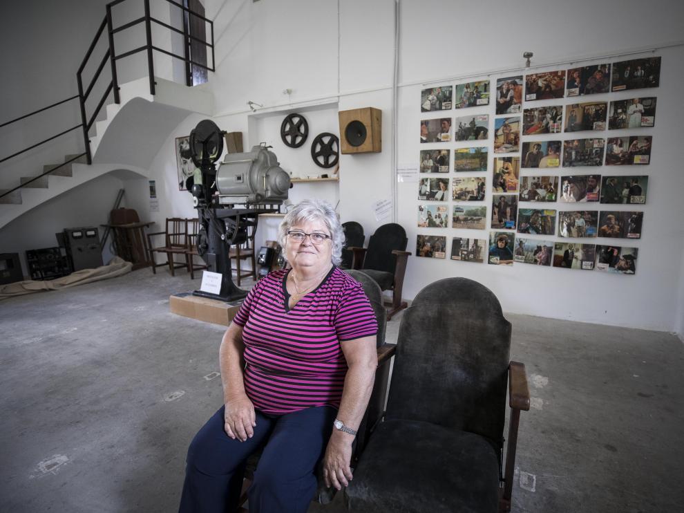 Pilar Puértolas en el cine de Pozán, espacio originario de los años 50 y recuperado para el pueblo.