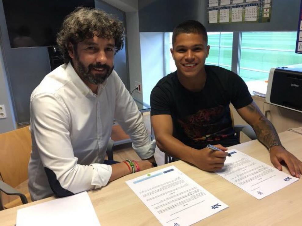 Cucho Hernández y Emilio Vega firman la ampliación del contrato del jugador.