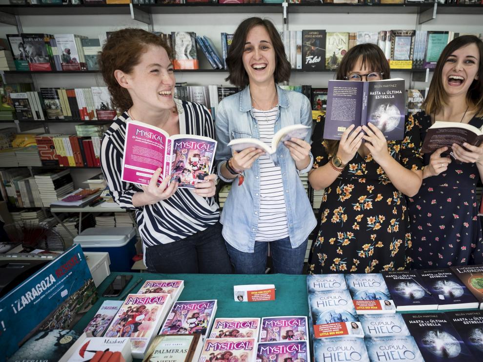 De izquierda a derecha, las autoras Marta Álvarez, Patricia García, Belén Martínez y África Vázquez, ayer en la feria del libro.