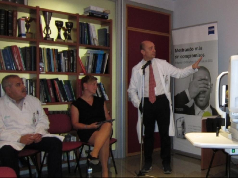 Luis Pablo, el jefe del servicio de Oftalmología del centro hospitalario, explica cómo funciona esta tecnología.