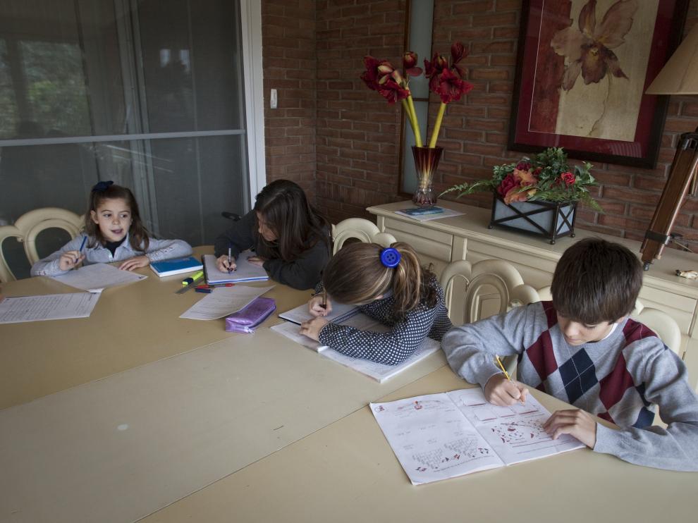 Foto de archivo de niños haciendo los deberes en familia