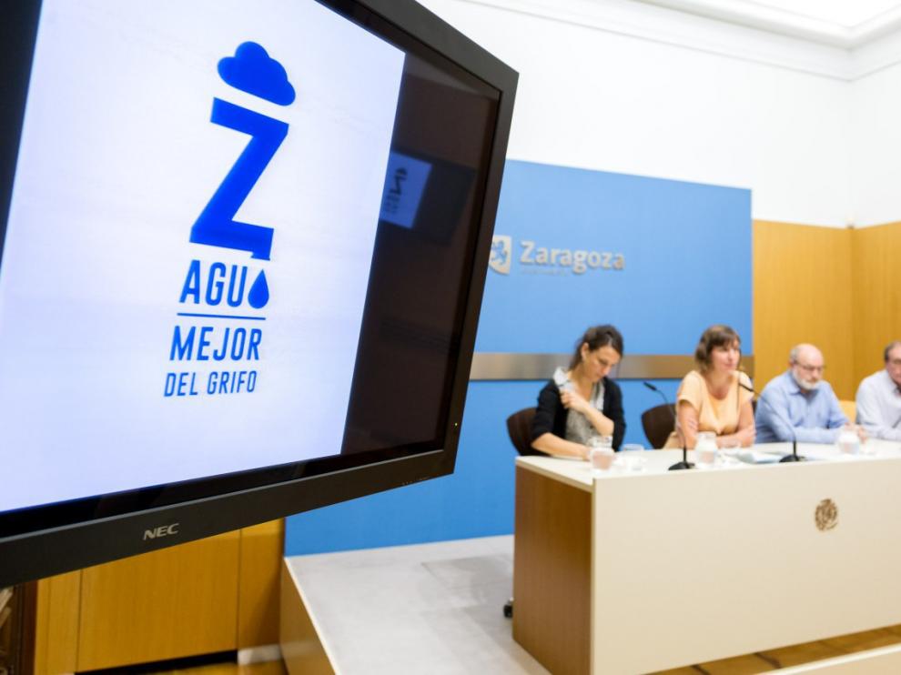 Presentación del cartel de la campaña 'En Zaragoza, mejor del grifo'.