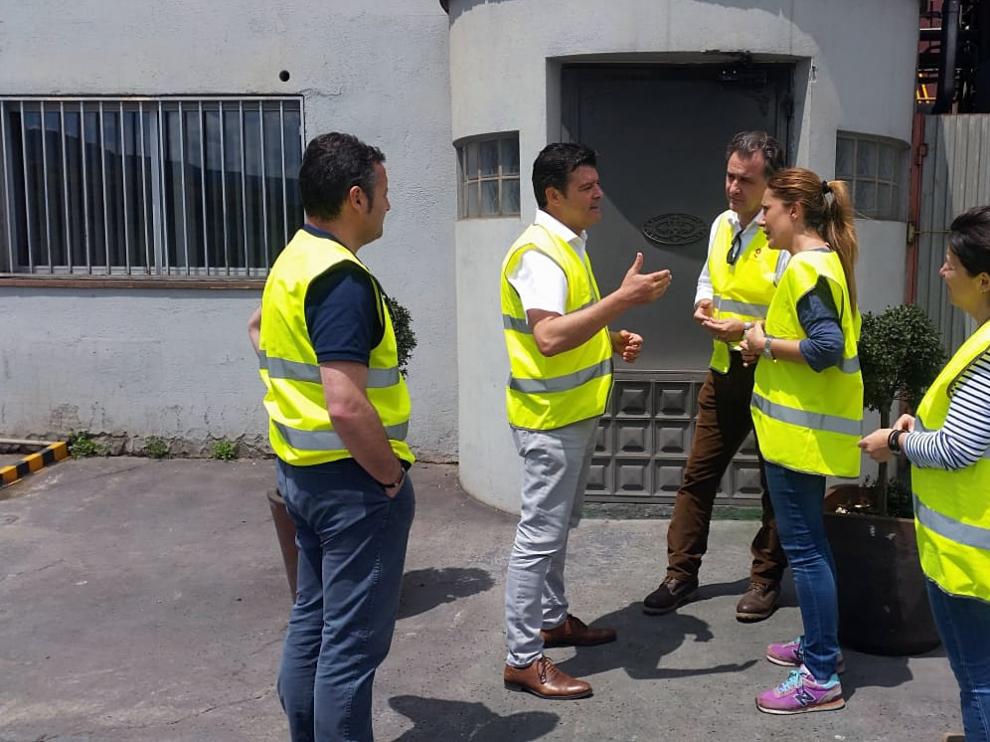 Allué y representantes locales, durante la visita a Utrillas.