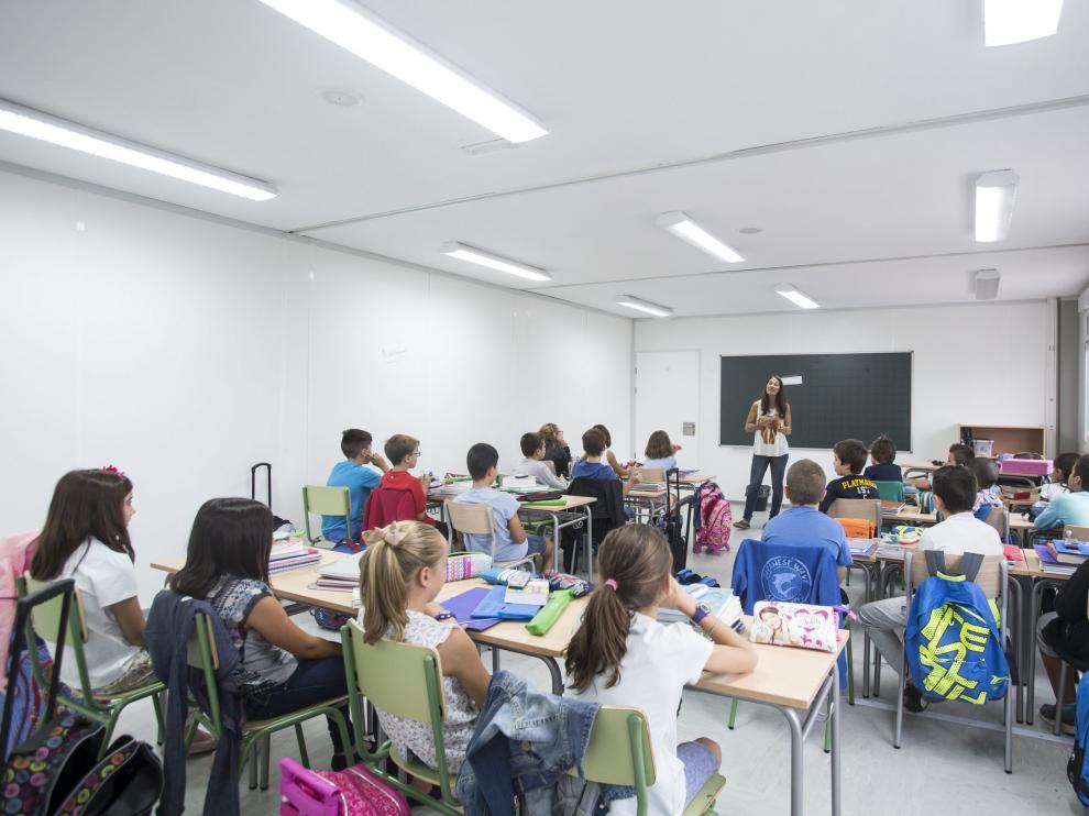 Entre las obligaciones de los menores están estudiar y respetar a sus profesores y compañeros.