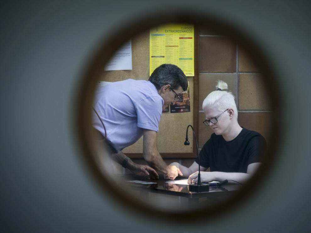 Alfonso, con discapacidad visual, es uno de los estudiantes con examen adaptado este año.
