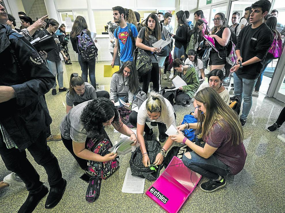 Un grupo de estudiantes espera para entrar en el aula de examen de la Facultad de Derecho.