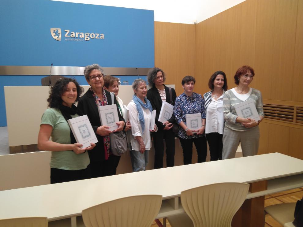 Las autoras del libro, junto a la concejal Arantza Gracia, esta mañana en el Ayuntamiento.