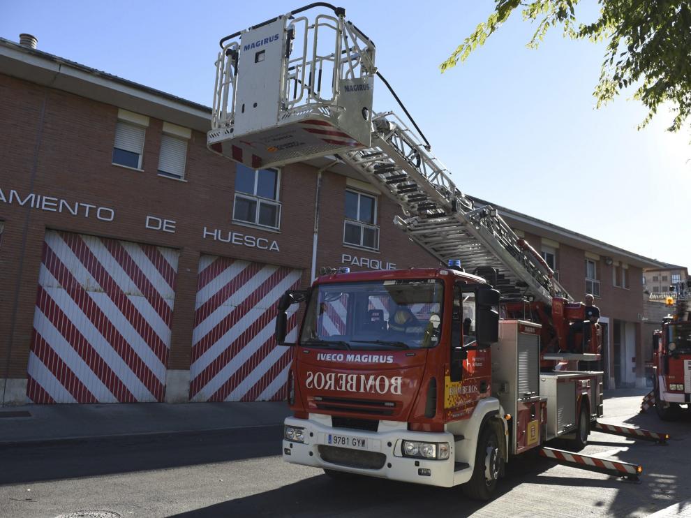 Los bomberos tuvieron que emplear la autoescala para acceder a la vivienda desde la galería