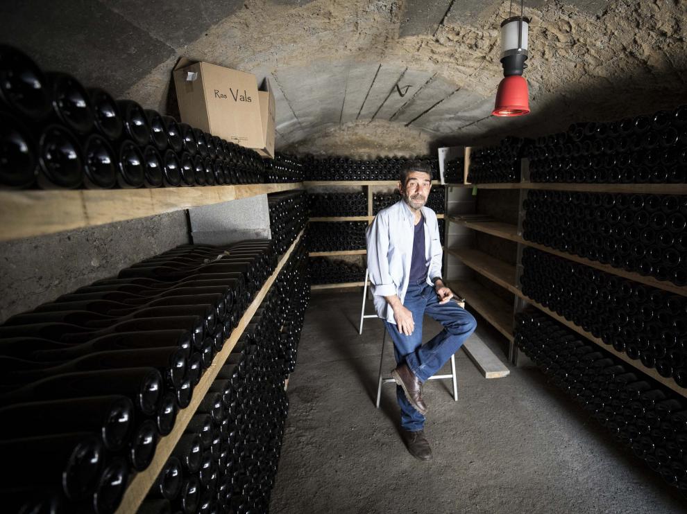 Manuel Torres, en el almacén de envejecimiento de sus vinos en Castillazuelo.