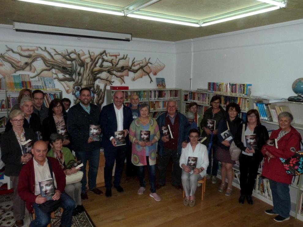 Un lote de 'La huella de una carta' se ha entregado en la biblioteca de Monreal.