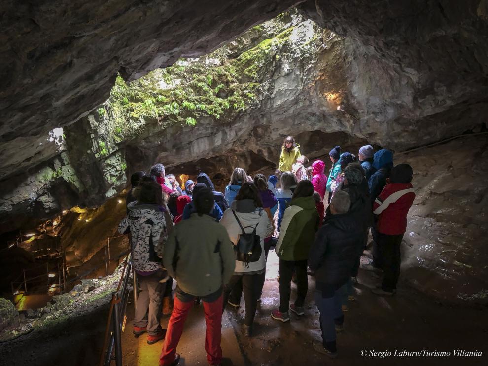 La cueva de Las Güixas recibe 30.000 visitantes al año.