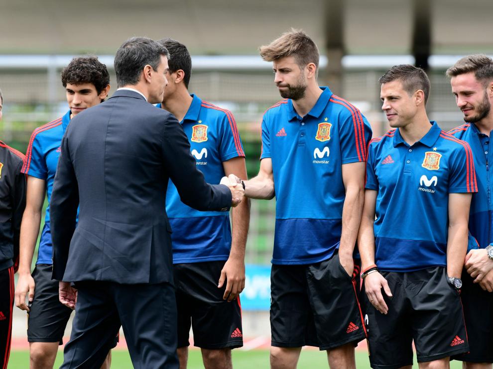 Pedro Sánchez da la mano a Gerard Piqué, ayer en Las Rozas.