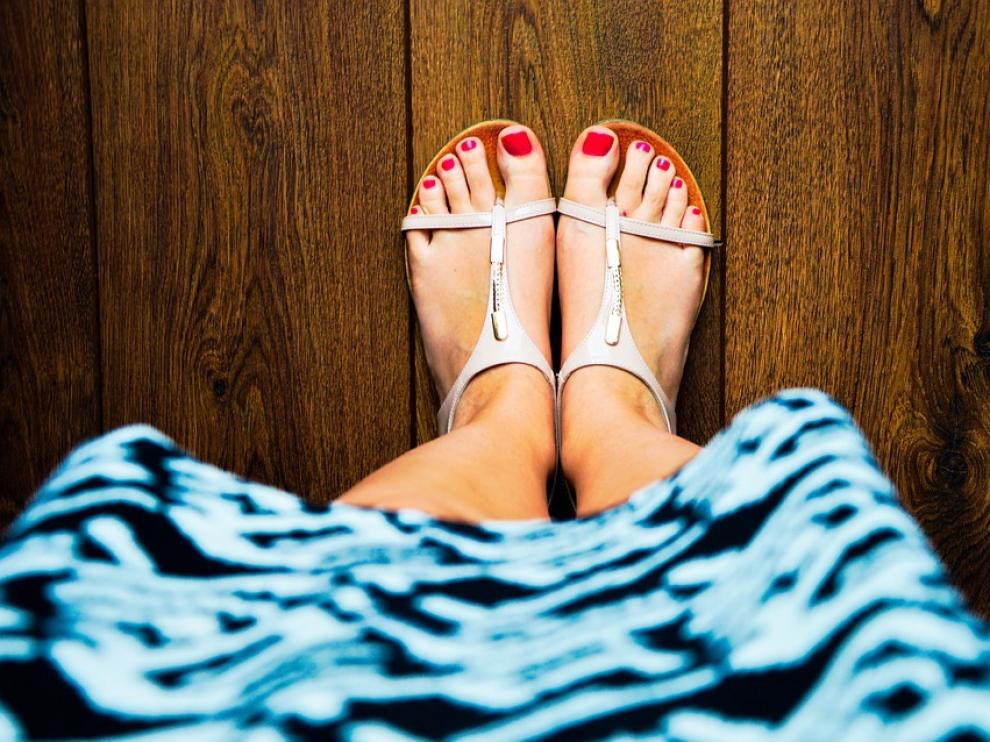 Podólogos advierten de que el verano conlleva mayor riesgo para los pies al estar más expuestos.