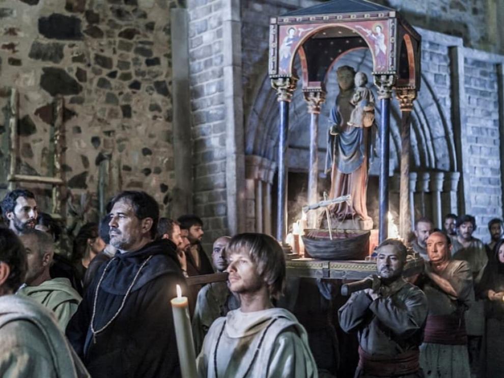 Fotograma de la serie La Catedral del Mar en el que aparece la réplica de la virgen elaborada en Tecmolde.