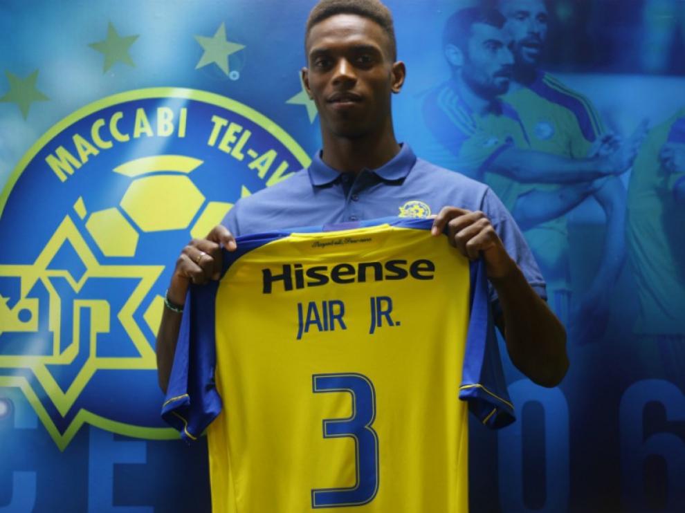 Jair posando en Israel este jueves con la camiseta de su nuevo equipo, el Maccabi Tel Aviv.