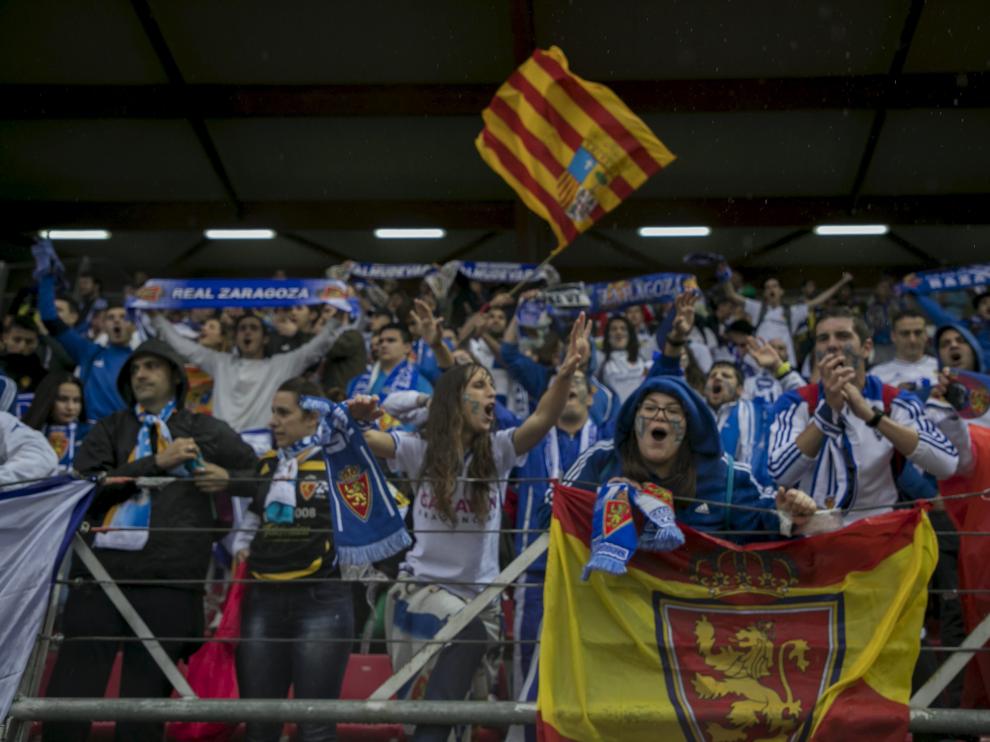Los seguidores zaragocistas celebran un gol aragonés en Los Pajaritos.