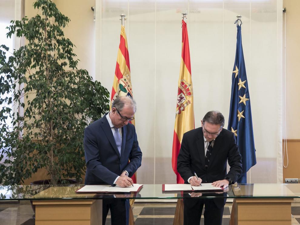 Firma del acuerdo de colaboración entre el Gobierno de Aragón y la Fundación La Caixa.