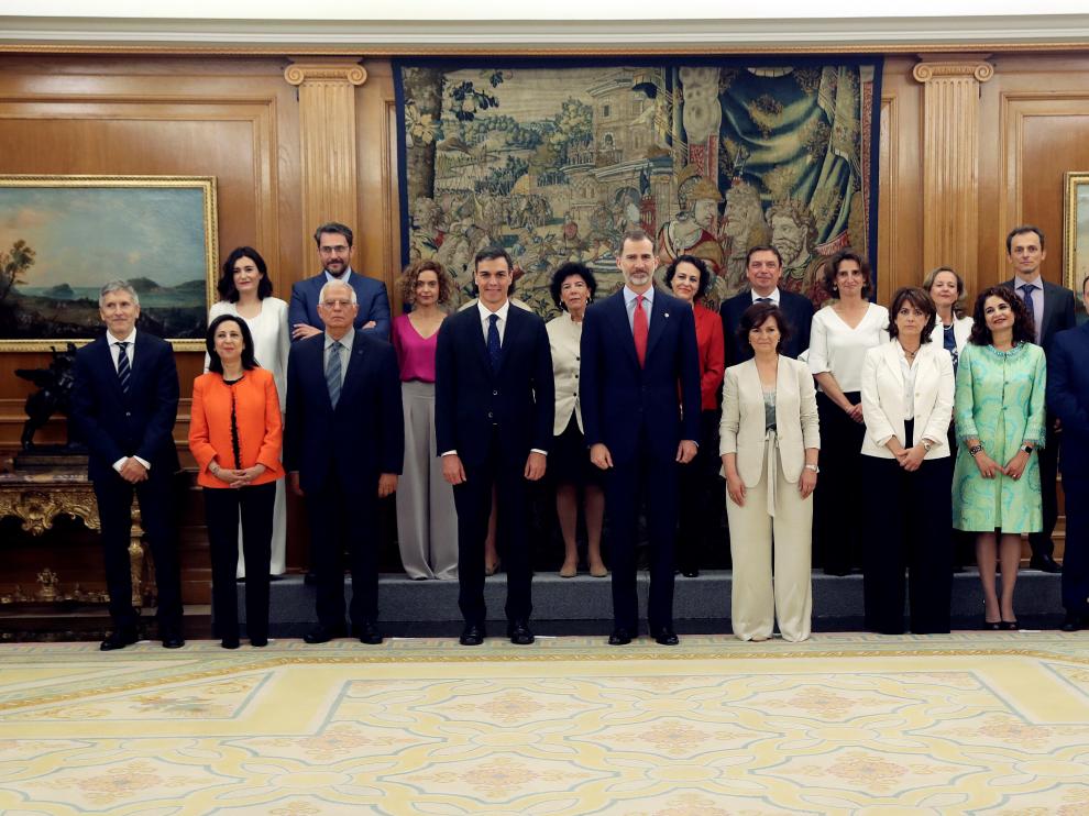 Foto del equipo de ministros tras prometer sus cargos ante el Rey.