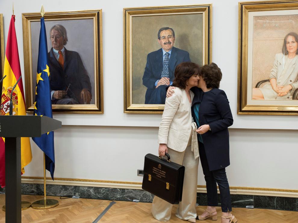 Carmen Calvo saluda a Soraya Sáenz de Santamaría.