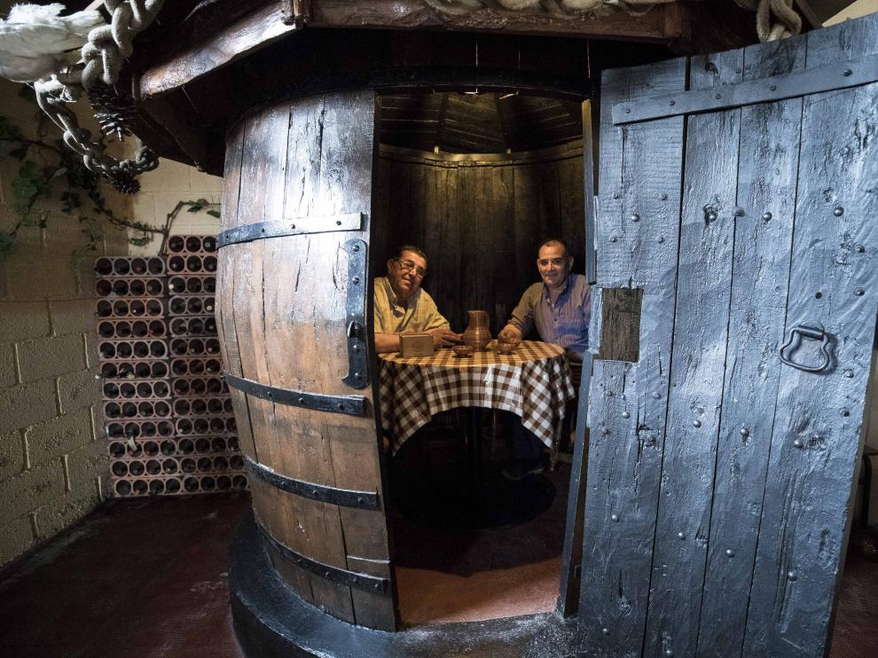 Los hermanos Luis y Antonio Blasco, ganaderos, en una dependencia de la bodega familiar que habilitó su padre.