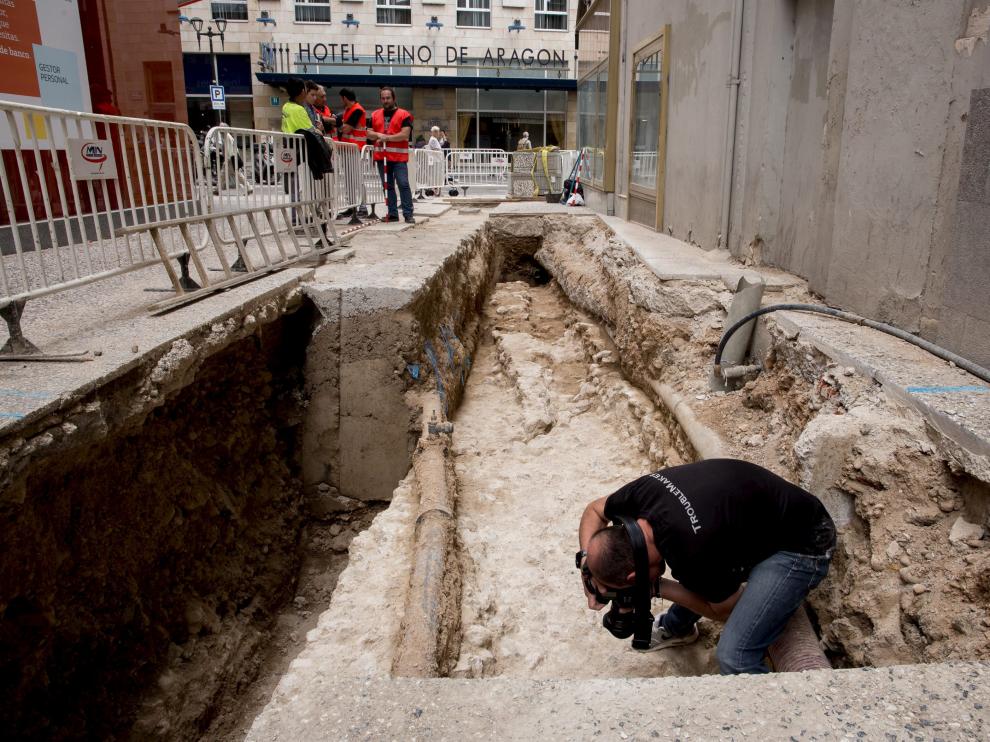 Técnicos municipales estudiaban y fotografiaban ayer los restos aparecidos en la calle de Pardo Sastrón