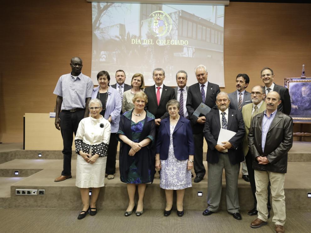 Foto de familia de todos los premiados por el Colegio de Médicos de Zaragoza.