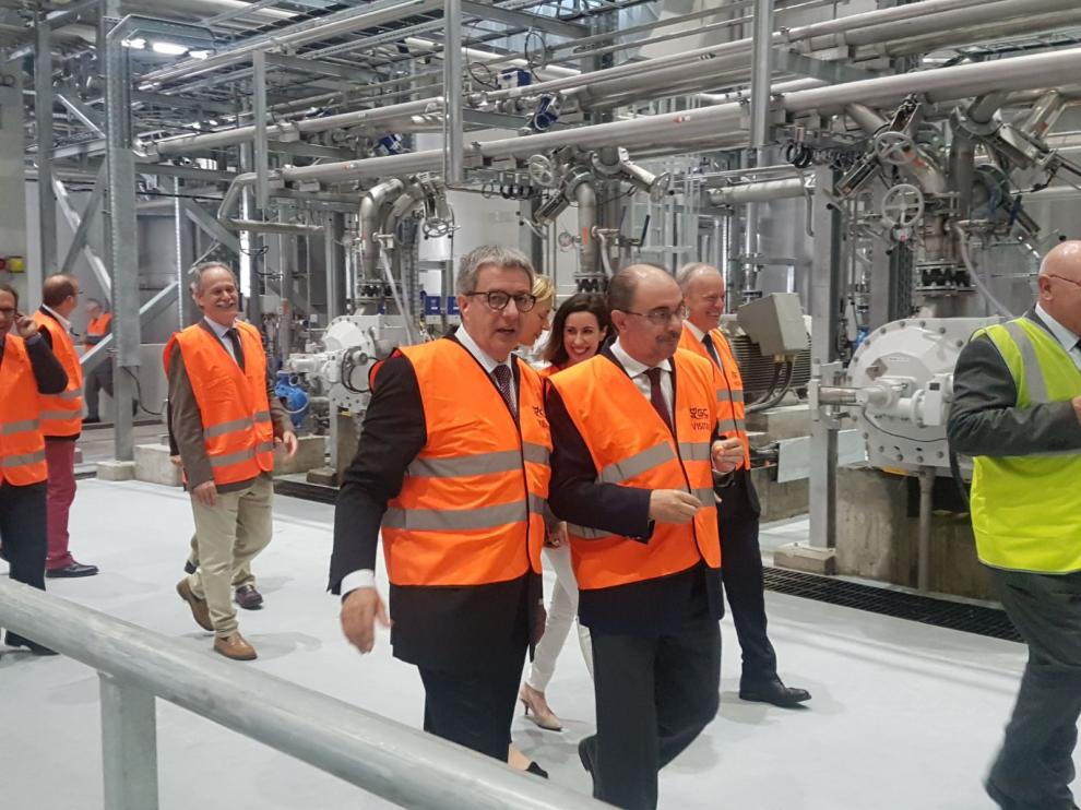 El presidente del Gobierno, Javier Lambán, y el director general de Gomà-Camps, Maties Gomà-Camps, inauguran la ampliación de las planta de Ejea