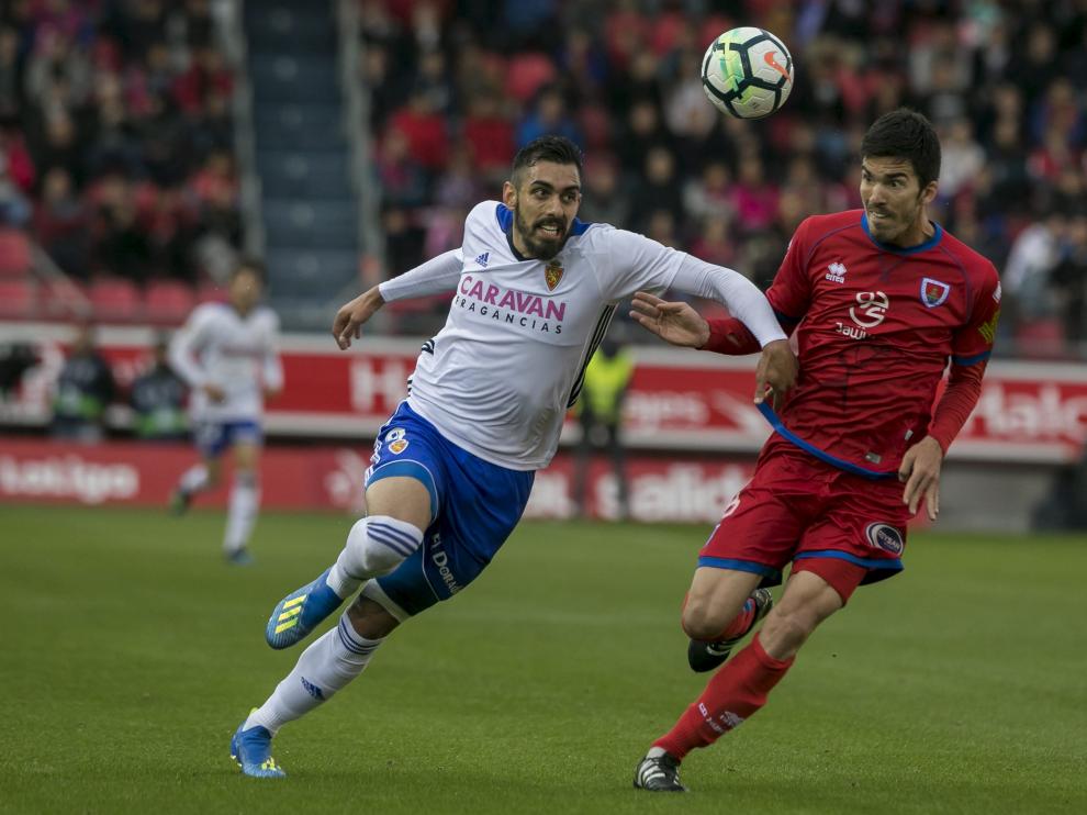 Borja Iglesias pugna con Carlos Gutiérrez en el Numancia-Zaragoza del pasado miércoles.