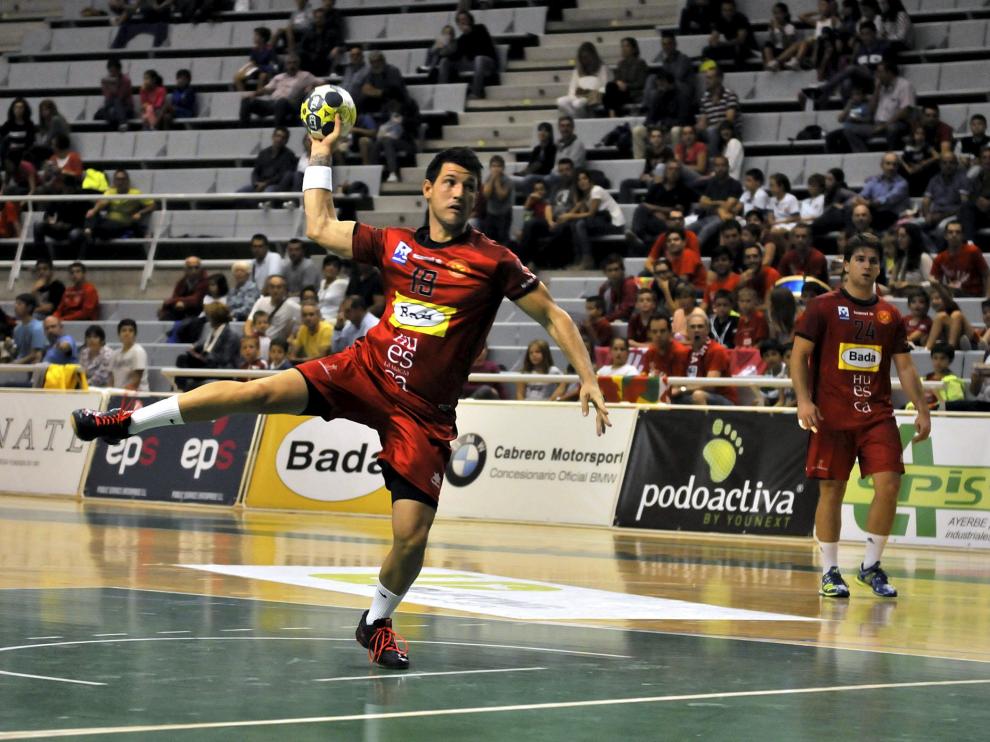 Félez, que jugará por tercera temporada seguida en el Club Balonmano Huesca, durante un partido de la pasada campaña en el Palacio.