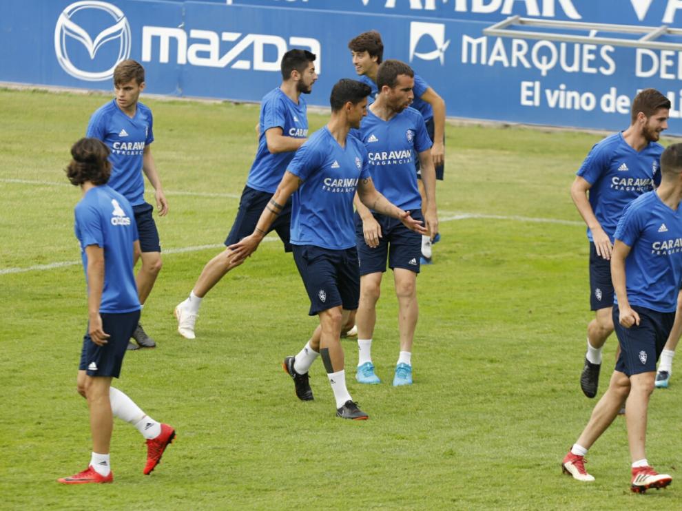 Los jugadores del Real Zaragoza, entrenándose este jueves.