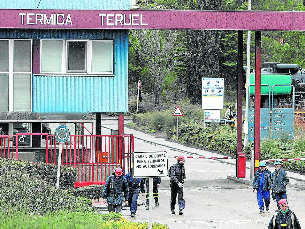 Operarios de la térmica de Andorra saliendo de las instalaciones durante un cambio de turno.