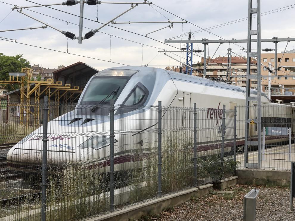 Trenes AVE que se salen varios metros del andén. El andén actual tiene 197 metros frente a los 200 de los trenes AVE, de forma que la cabeza tractora queda fuera. La normativa europea obliga a prolongarlos a 400 metros, lo que supondría duplicar la longitud de la plataforma de la estación intermodal de Huesca.