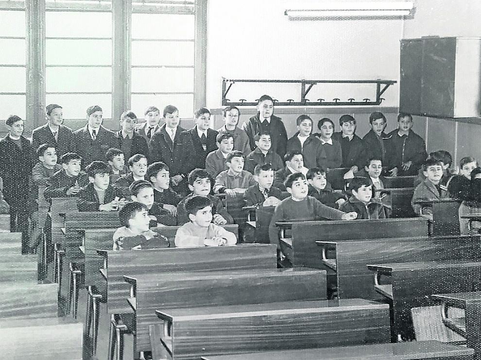 Profesor y alumnos, en el aula de exámenes en marzo de 1968.