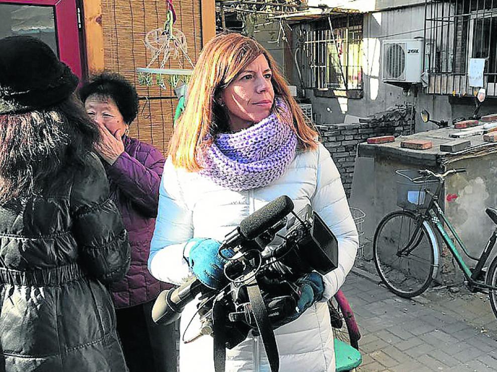 Mavi Doñate, en su trabajo cotidiano como corresponsal en China.